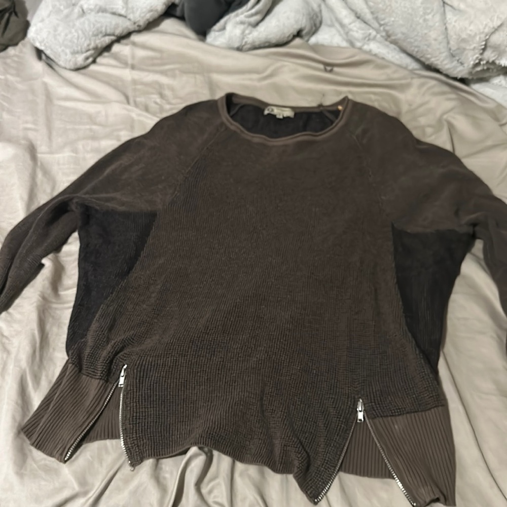 Democracy sweater army green size medium